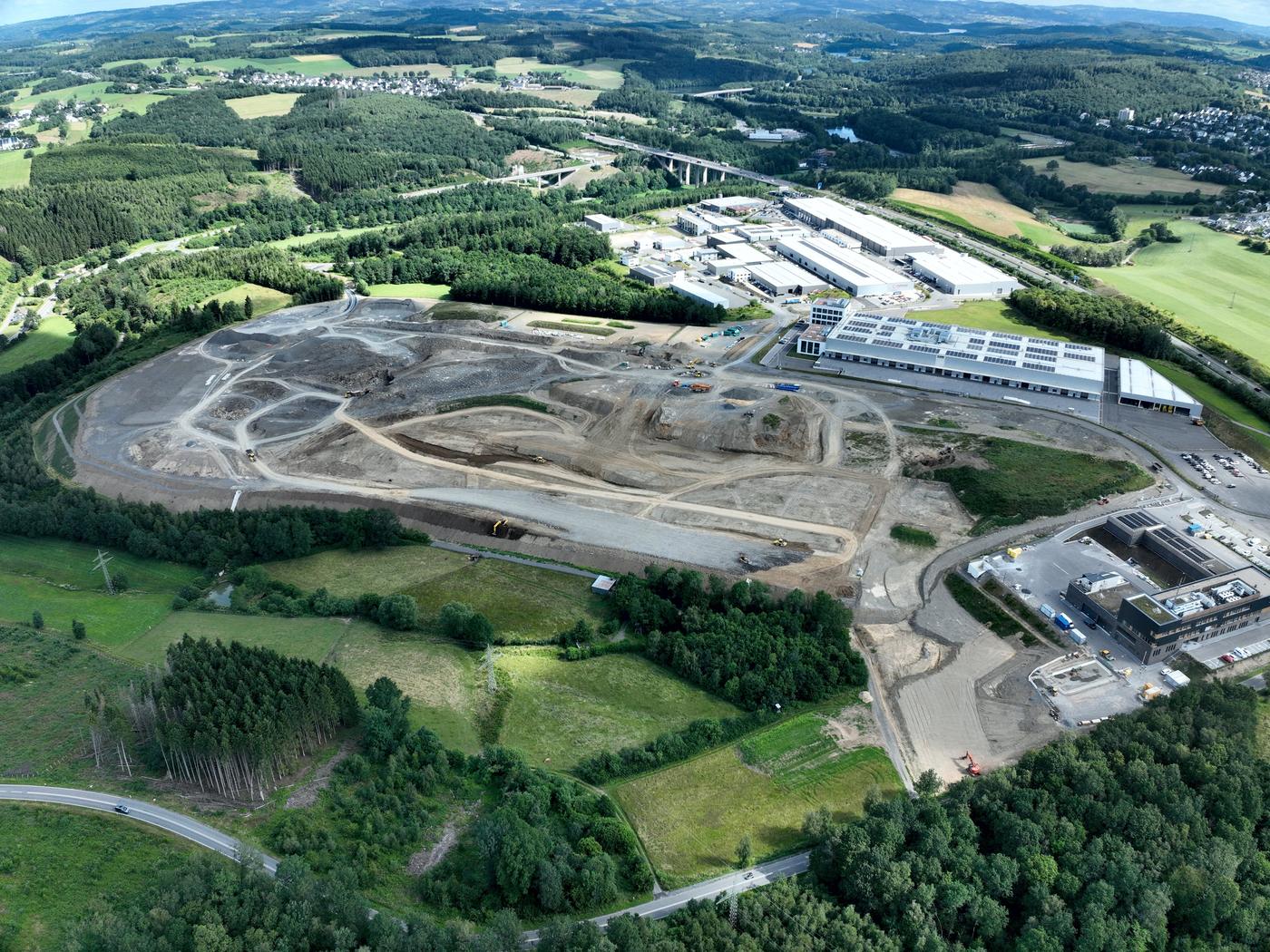 Luftaufnahme des Gewerbeparks Hüppcherhammer mit der A45 im Hintergrund